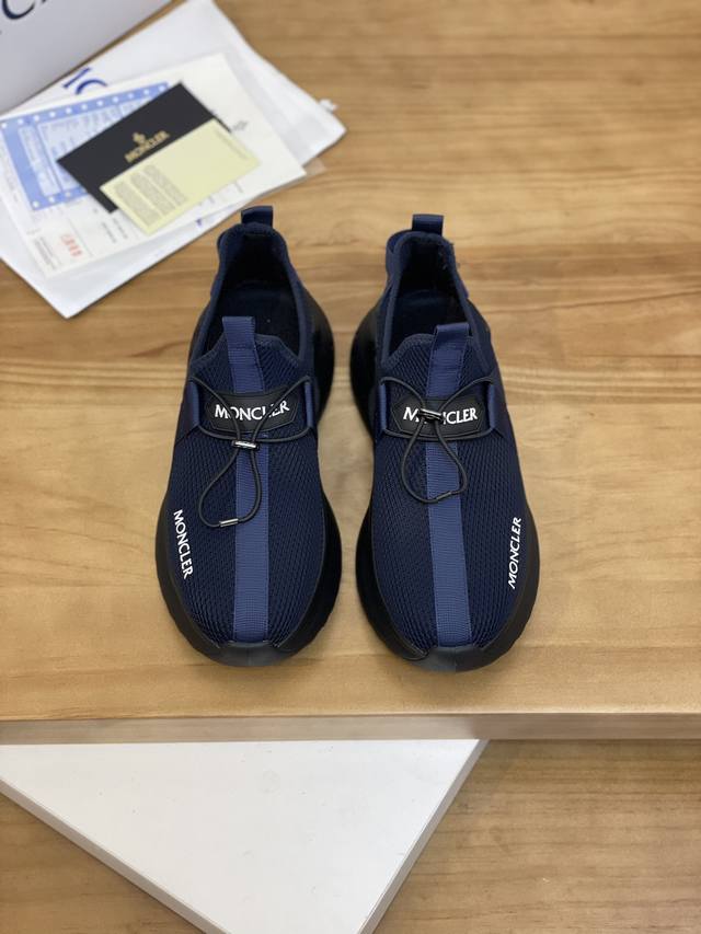 售 价: 商品商标：Moncler 蒙口 低帮运动鞋 正码码数: 39-44 可订做38.45 商品材料：鞋面进口透气飞织 专业滴胶工艺，透气内里，超轻发泡大底